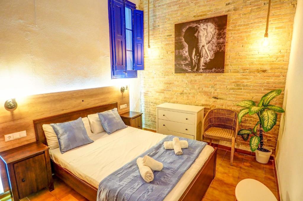 A bed or beds in a room at Charming Patio by Hello Homes Sitges