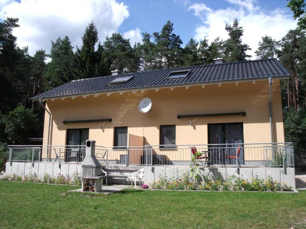 a house with a solar roof at Doppelferienhaus am See & Wald in Krakow am See