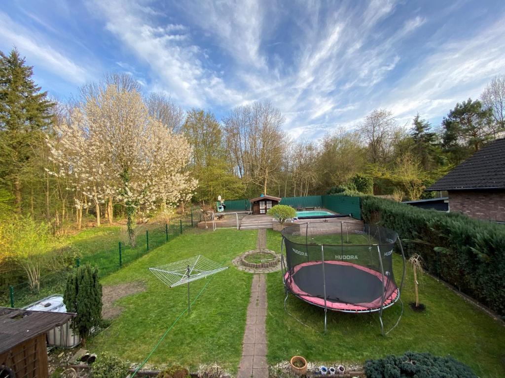 eine Luftblick auf einen Garten mit einem Trampolin in der Unterkunft FeWo LaChristina Köln-Bonn-Siegburg in Troisdorf