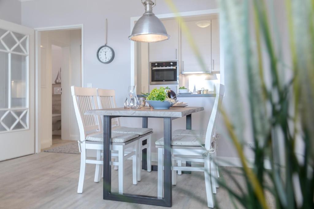 a kitchen with a table and two chairs and a dining room at Möwennest in der Strandstraße in Westerland (Sylt)