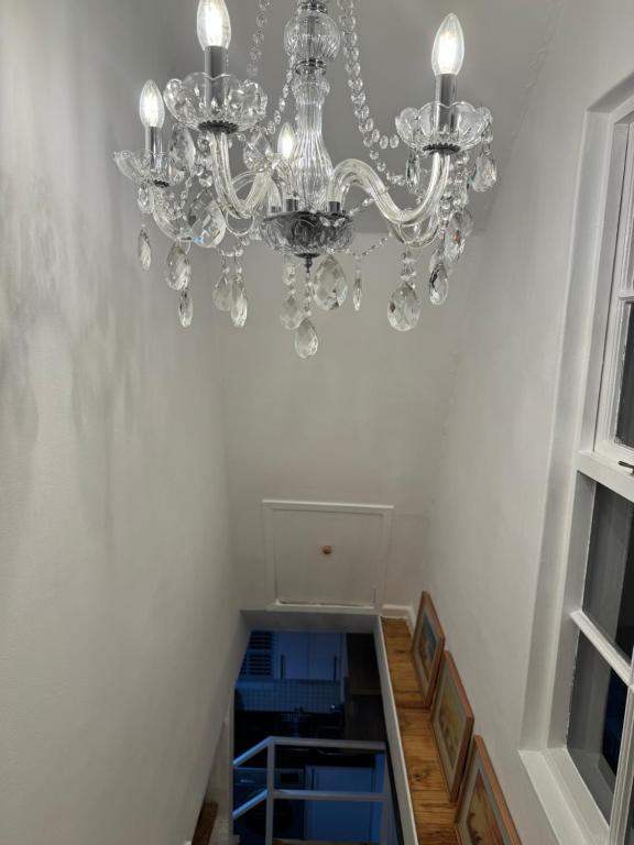 una lámpara de araña colgando del techo de una habitación en Bordeaux 45 en Ciudad del Cabo