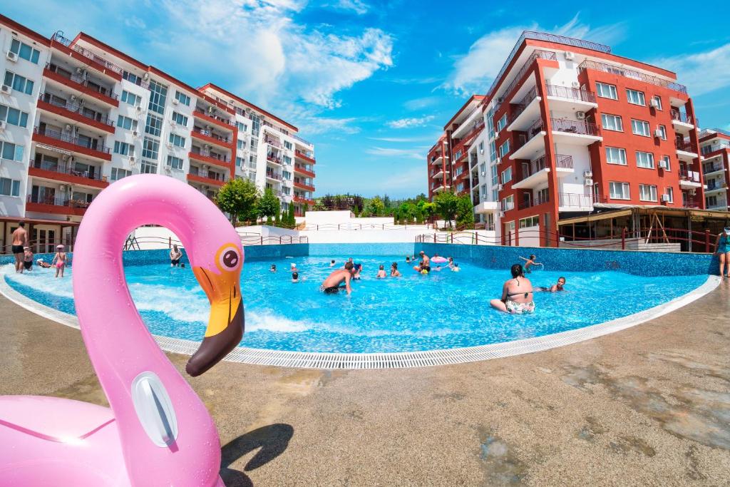 沃拉斯的住宿－格蘭德度假公寓，前方的游泳池,有粉红色的天鹅