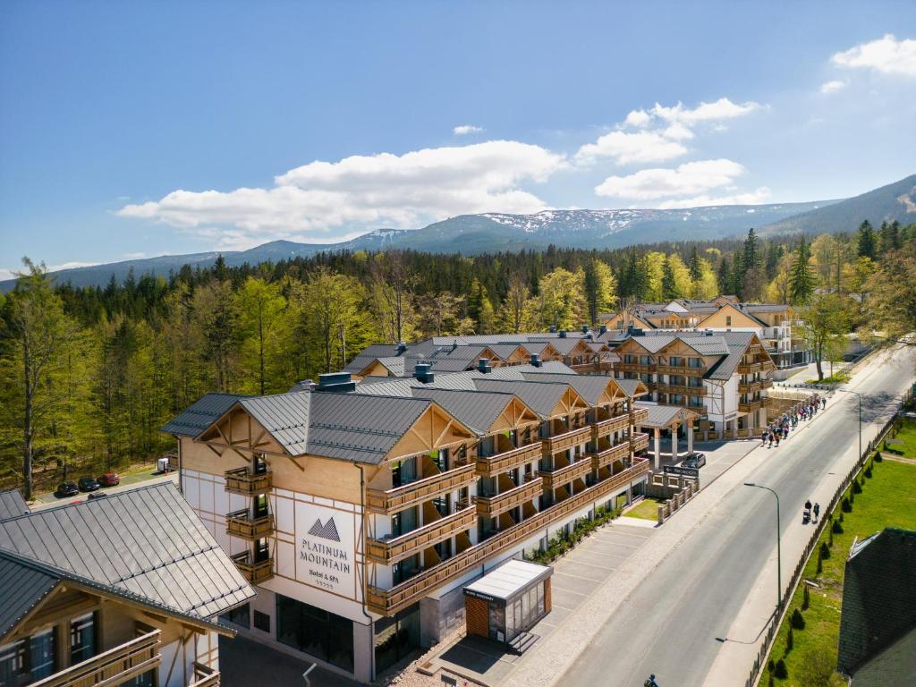 - une vue aérienne sur un complexe avec une route et des montagnes dans l'établissement Platinum Mountain Hotel&SPA, à Szklarska Poręba