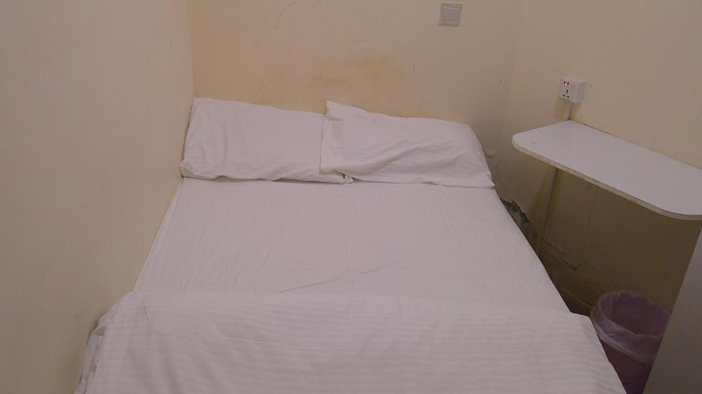 Un pat sau paturi într-o cameră la Ruby Star Couples Hostel G P 1&2