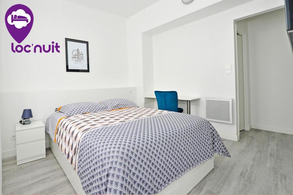 Tempat tidur dalam kamar di Loc'Nuit - Appartements Tout Confort - Hyper Centre AGEN