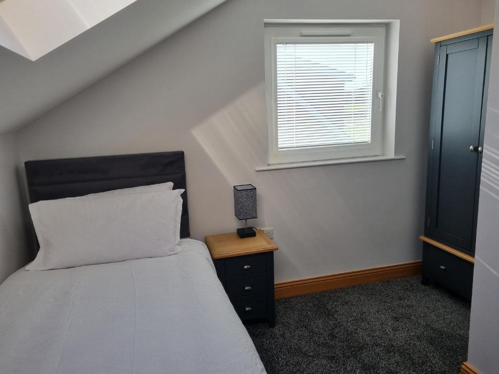 Una cama o camas en una habitación de Sullatober House with hot tub and games room