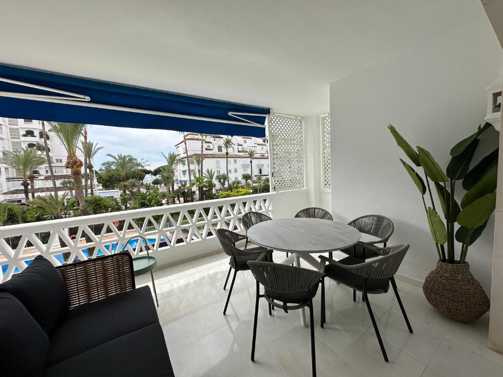 sala de estar con mesa y sillas y balcón en JP dream house 3 bedroom apartments in Puerto Banus en Marbella