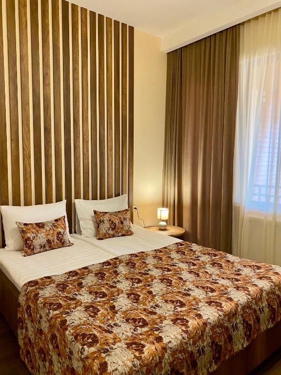 Postel nebo postele na pokoji v ubytování Kera Rooms