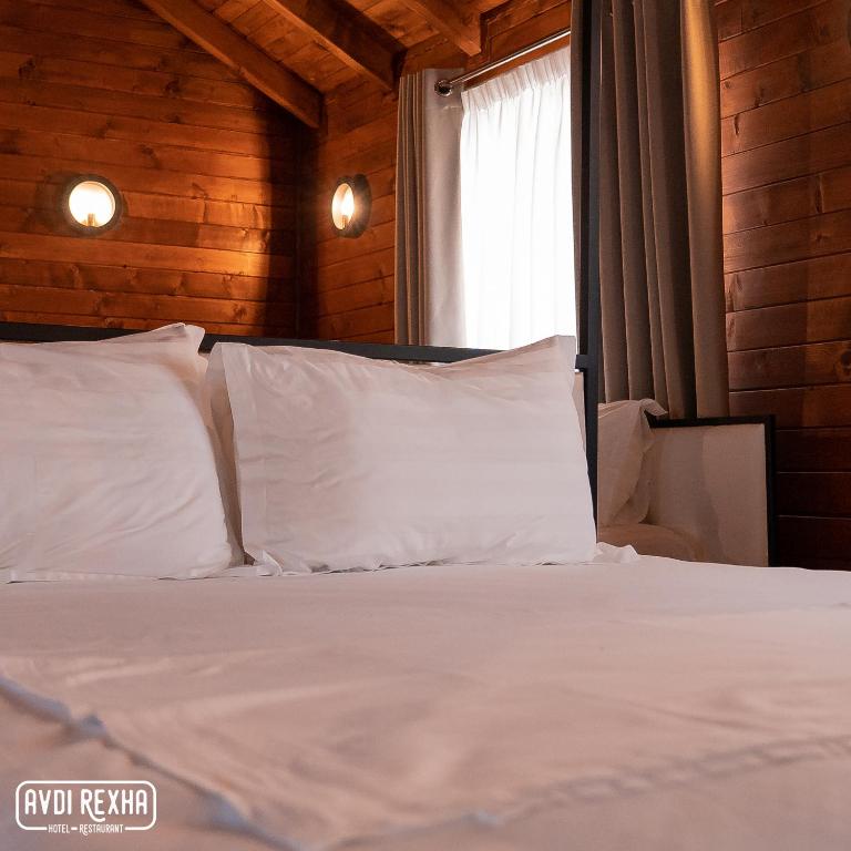 Postel nebo postele na pokoji v ubytování Hotel Avdi Rexha