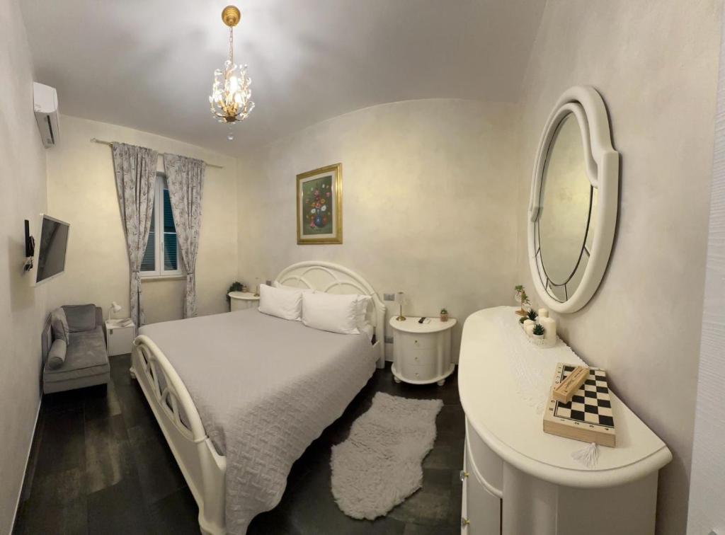 Schlafzimmer mit einem Bett, einem Waschbecken und einem Spiegel in der Unterkunft Palms House in Rom