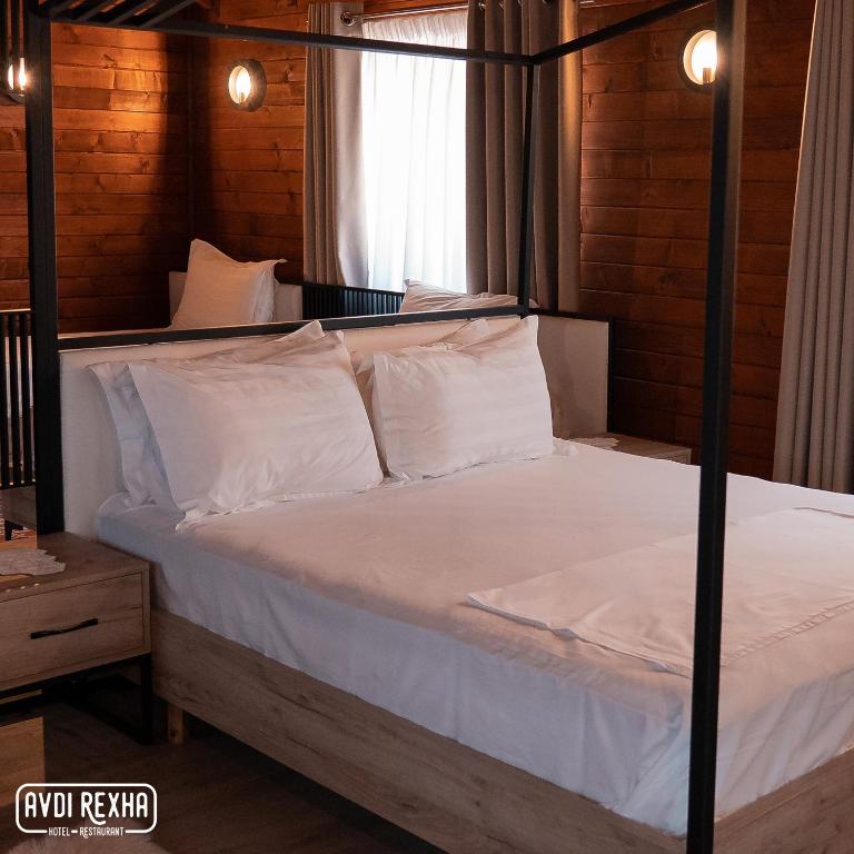Postel nebo postele na pokoji v ubytování Hotel Avdi Rexha