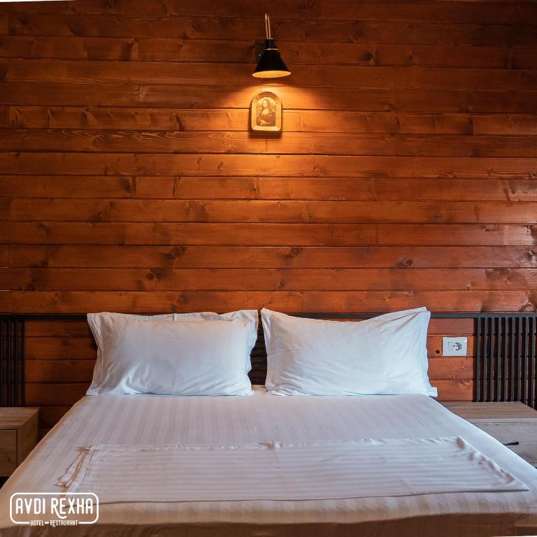 Postel nebo postele na pokoji v ubytování Hotel Avdi Rexha