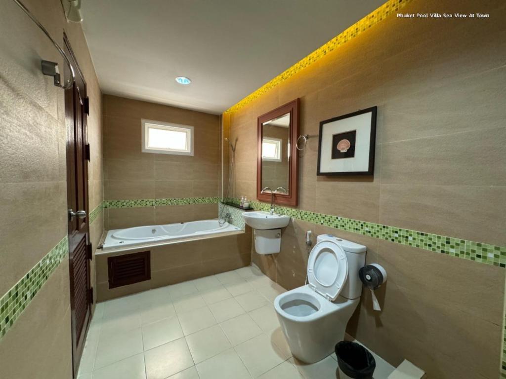 W łazience znajduje się toaleta, wanna i umywalka. w obiekcie Cheeva Pool Villa Phuket w Phuket