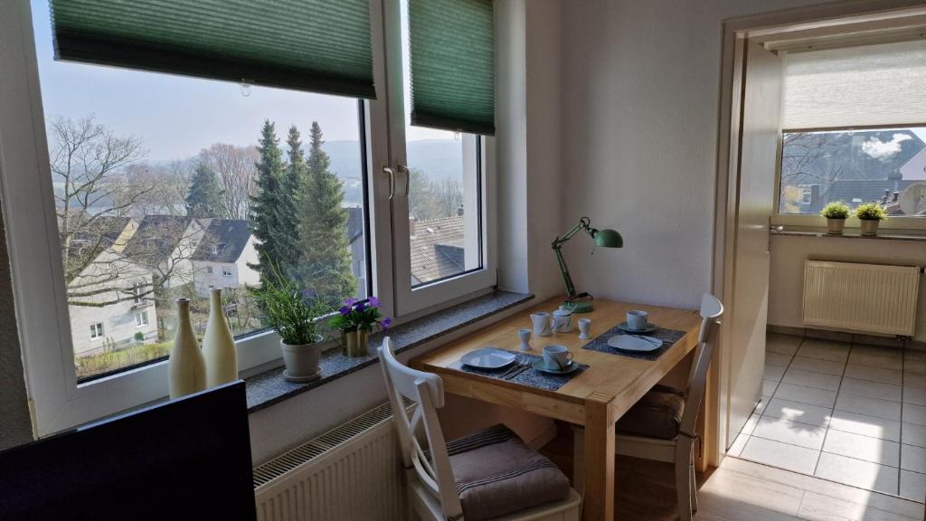 comedor con mesa y ventana grande en Apartment Wetter, en Wetter