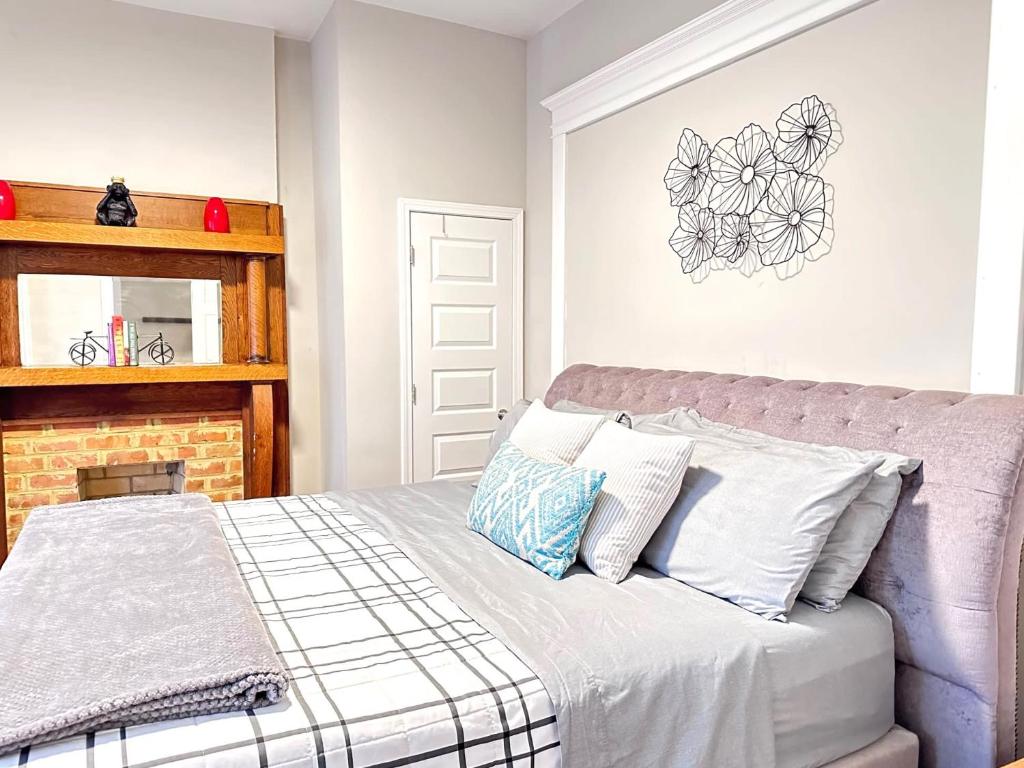 Un dormitorio con una cama con almohadas. en E1 Centrally located in Carytown fully fenced en Richmond