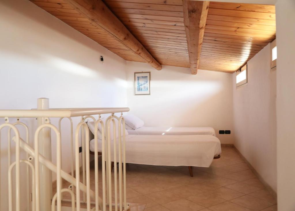a room with two beds and a wooden ceiling at Verande in Sampieri