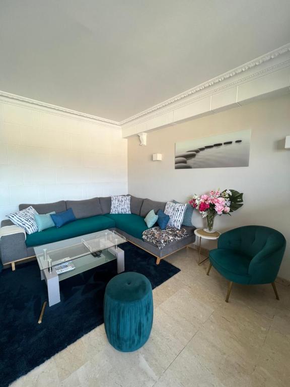 un salon avec un canapé et une table dans l'établissement 130m2 de standing, 5min plages et stade, Parking gratuit, 5e et dernier étage avec ascenseur, vue montagne, à Marseille