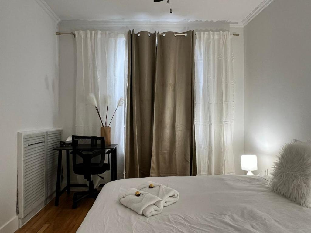 Cama ou camas em um quarto em Vive Le Plateau! Superb Apt!