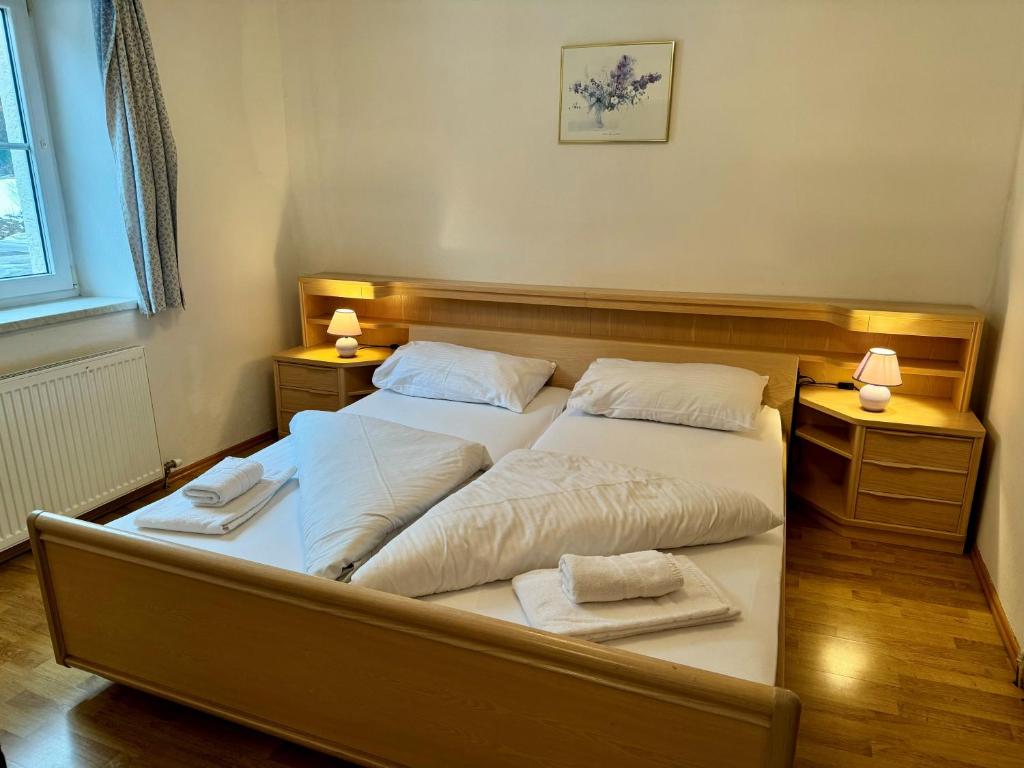 A bed or beds in a room at Alpenlodge, Ferienwohnung 6