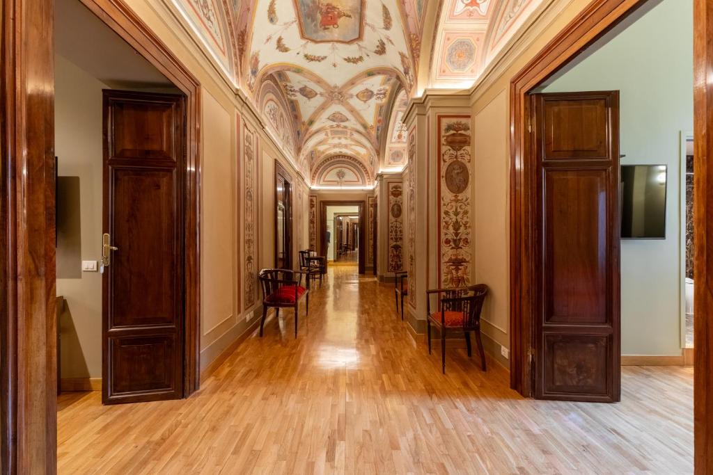 un couloir orné avec du parquet et un plafond dans l'établissement Residenza Pierret, à Rome