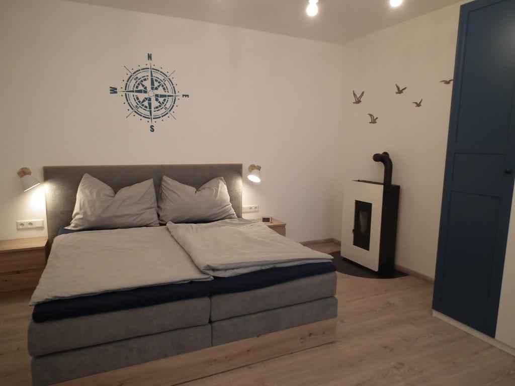 ein Schlafzimmer mit einem Bett mit einem nautischen Schild an der Wand in der Unterkunft Appartement blue Dinghi in Mörbisch am See