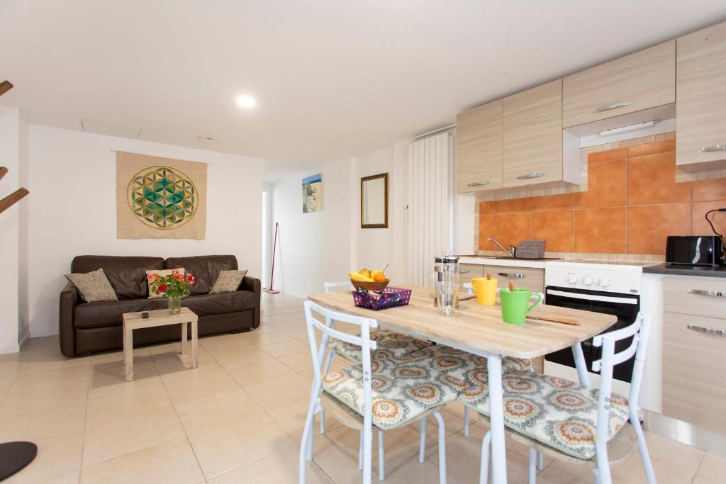Dapur atau dapur kecil di Côté jardin 1 - Appartement avec Jardin