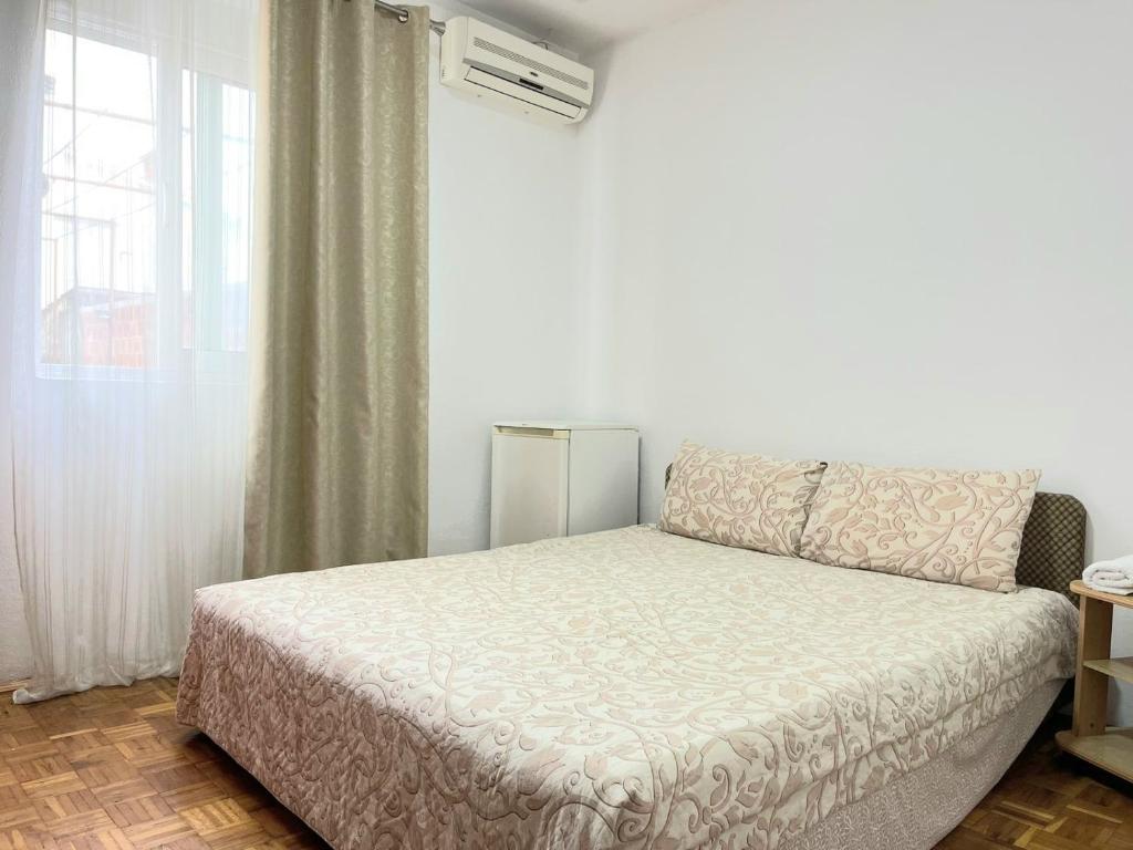 ウルツィニにあるCentro apartments and roomsのベッドと窓のある寝室