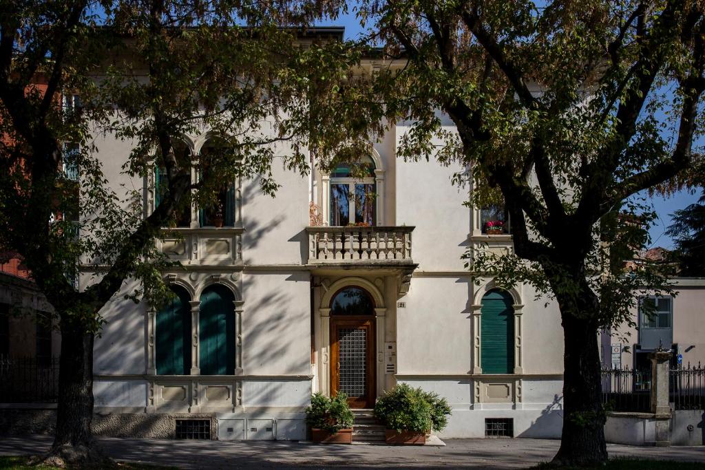 Casa bianca con balcone e porta di Visit Palladio B&B a Vicenza