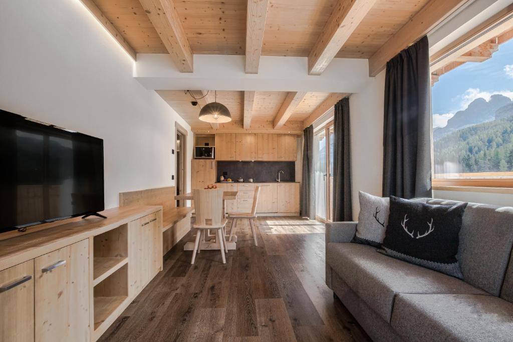 TV a/nebo společenská místnost v ubytování Chalet Alpenrose