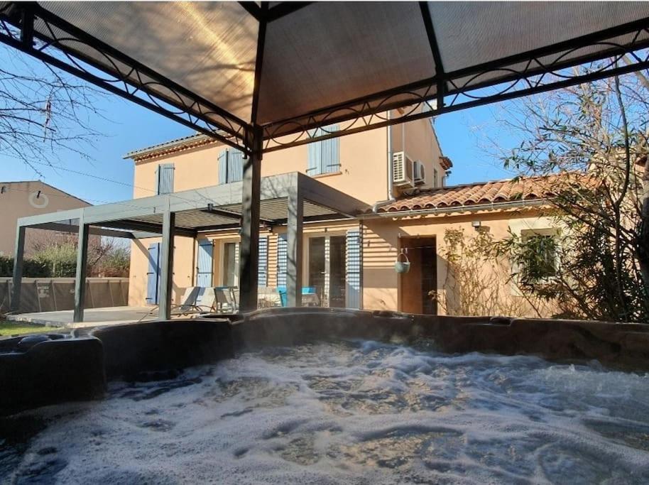 Πισίνα στο ή κοντά στο Maison en Provence avec jacuzzi