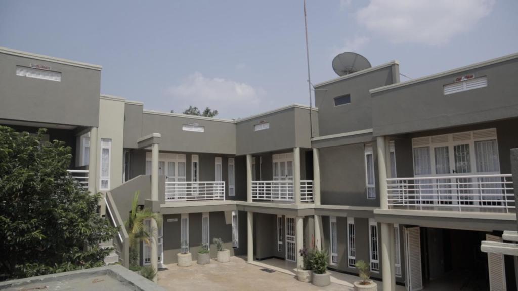een uitzicht op een gebouw met balkons bij CommonLens Inn in Entebbe