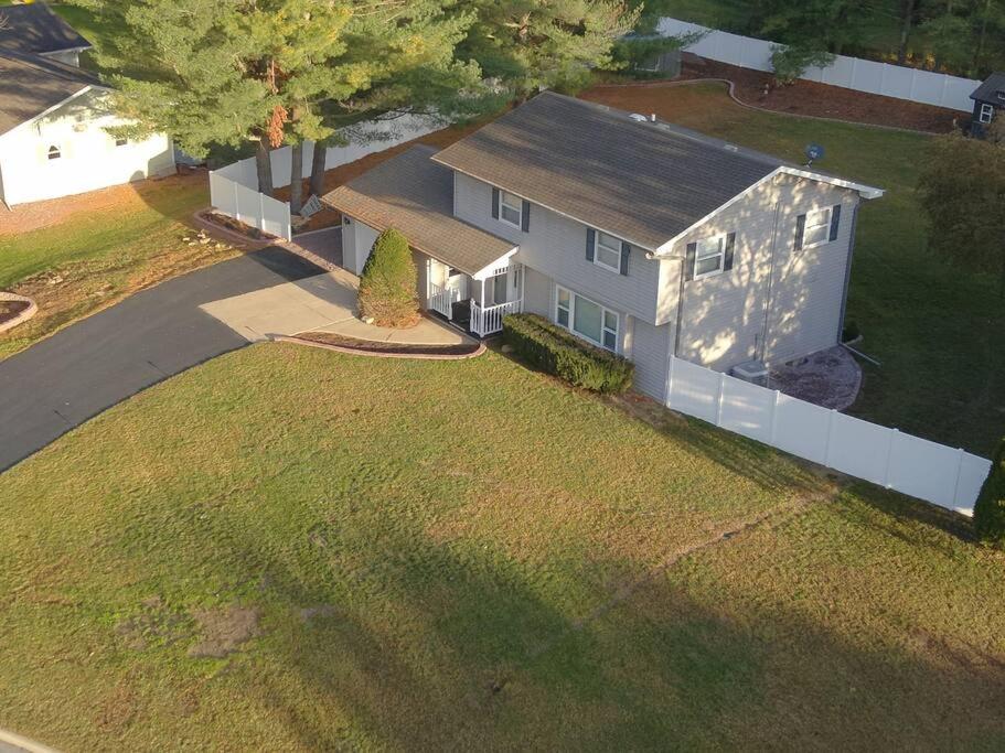 Cette chambre offre une vue sur une maison blanche dotée d'une cour. dans l'établissement The Hemlock/Hot Tub/Golf/Private Yard, à Spring Green