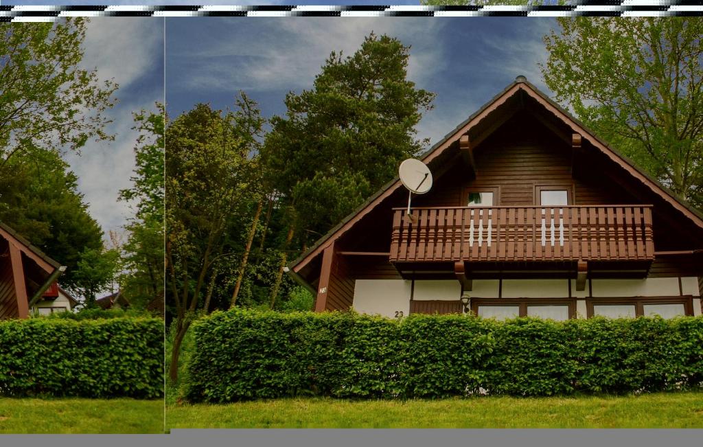ein Haus mit einem Balkon an der Seite in der Unterkunft Ferienhaus 23 In Kirchheim in Kirchheim