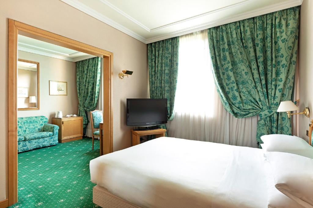 Łóżko lub łóżka w pokoju w obiekcie Royal Garden Assago Milano