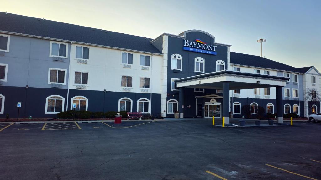 ein Hotel mit Parkplatz davor in der Unterkunft Baymont by Wyndham Chicago/Calumet City in Calumet City