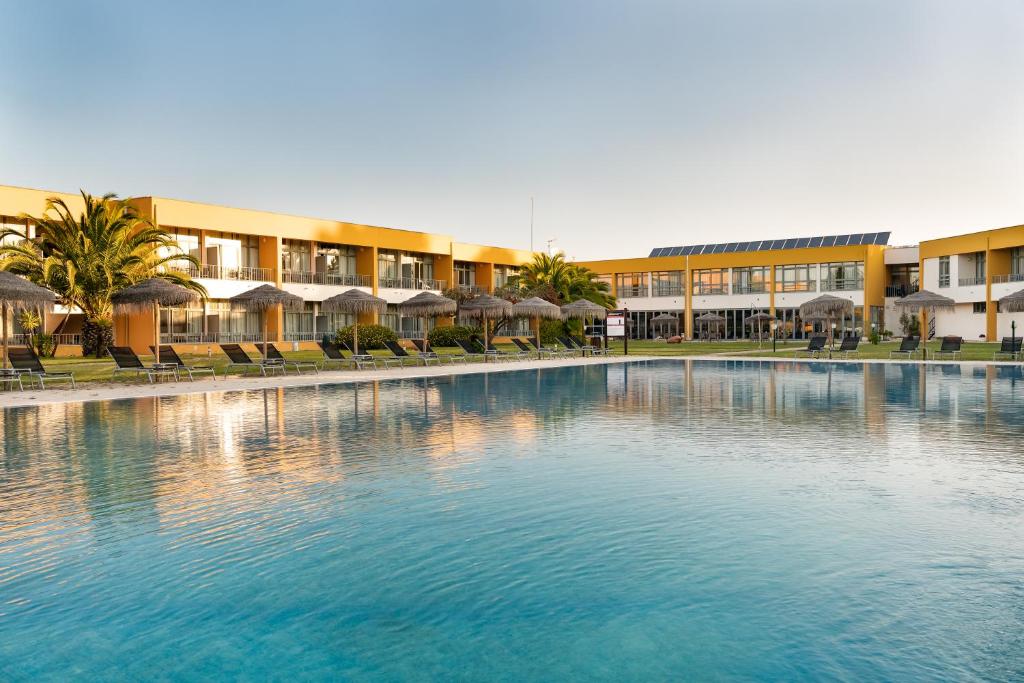 une grande piscine en face d'un bâtiment dans l'établissement VILA PARK Nature & Business Hotel, à Santo André