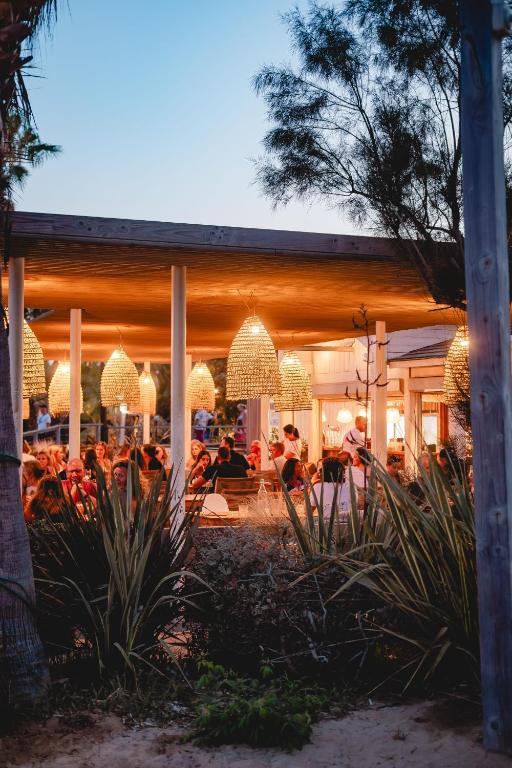 Ein Restaurant oder anderes Speiselokal in der Unterkunft Les Prairies de la Mer 
