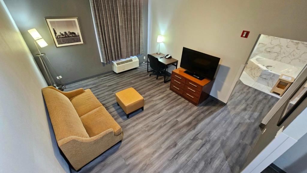 Baymont by Wyndham Chicago/Calumet City - King Suite With Jetted Tub - Non-Smoking