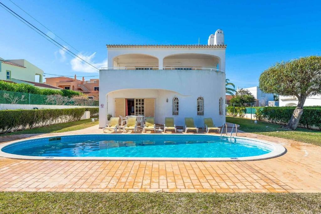 Villa con piscina frente a una casa en Villa Noras, en Albufeira