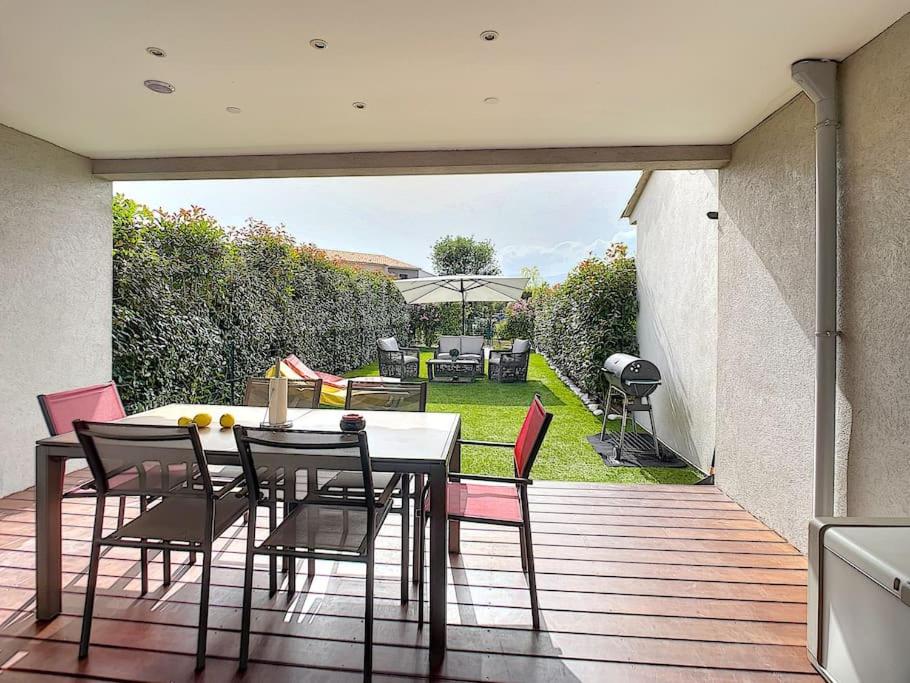 un patio avec une table et des chaises sur une terrasse dans l'établissement Porto vecchio - St.cyprien - Corse du sud -plages, à Lecci