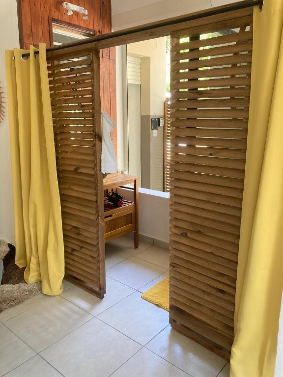 Een badkamer bij Cahya Lodge