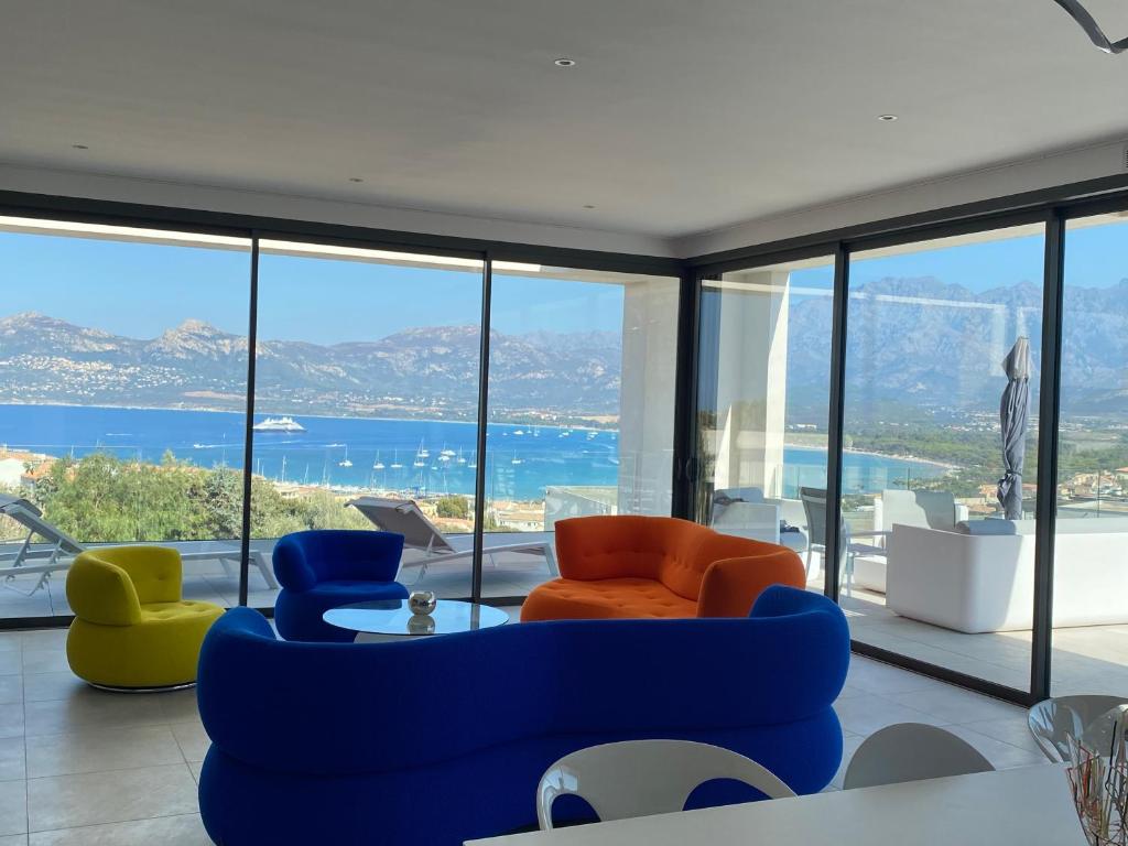 een woonkamer met uitzicht op de oceaan bij Villa Mare Monti in Calvi