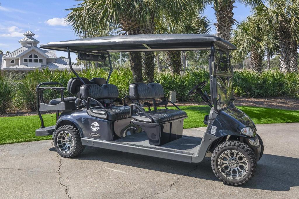 einen Golfwagen mit zwei Stühlen drauf in der Unterkunft Beachwalk Villa 5204 in Destin