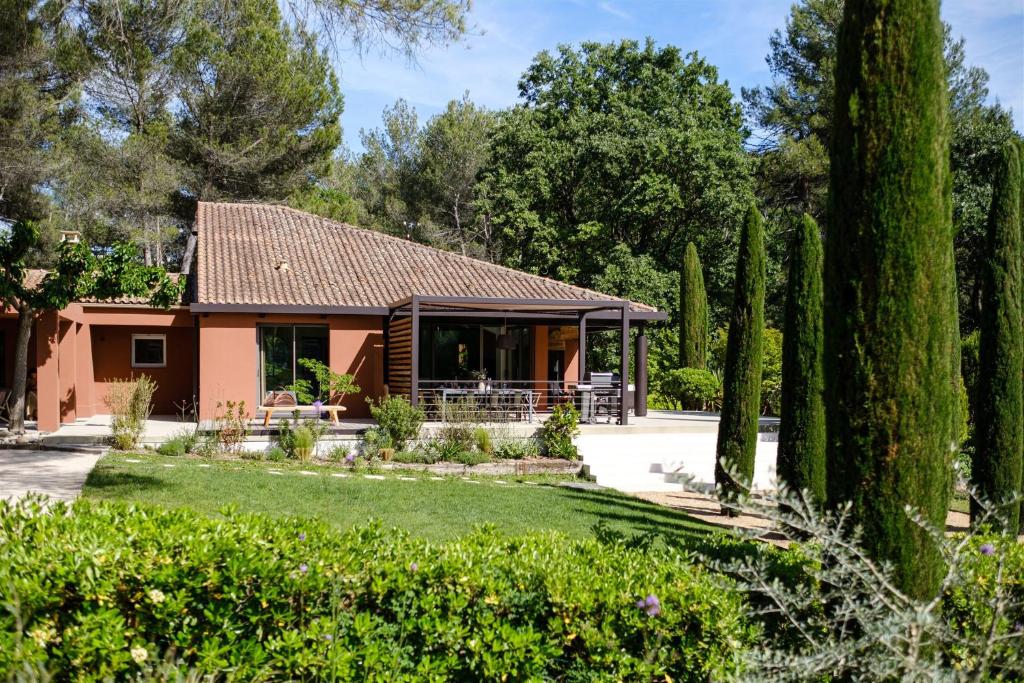 a house with a garden and trees at Le Répertoire - La Villa des 2 Soeurs in Pernes-les-Fontaines