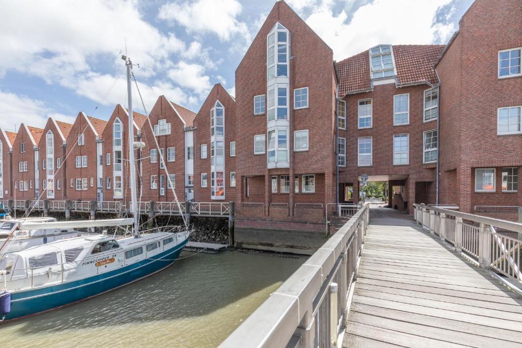 a boat docked at a dock in front of a building at Hafenmeister in Husum