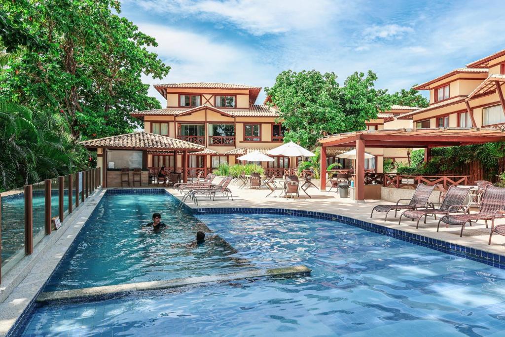 プライア・ド・フォルテにあるPorto Praia do Forteの水中の2名用ホテルのプールを利用できます。