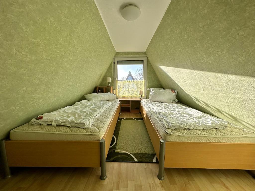 a room with two beds and a window at Finnhütte 7 Mönchgut in Lobbe