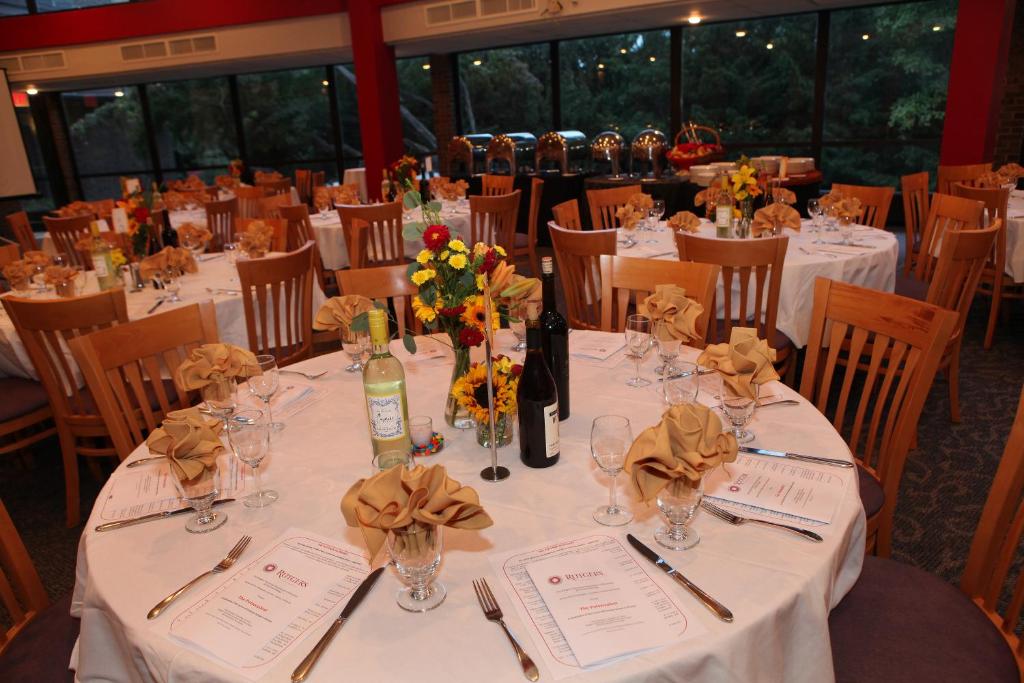 Restaurace v ubytování Rutgers University Inn and Conference Center