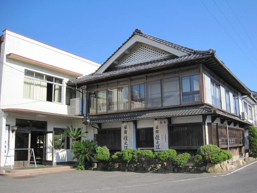 ein Haus im asiatischen Stil mit einem weißen in der Unterkunft Suminoe Ryokan in Onomichi