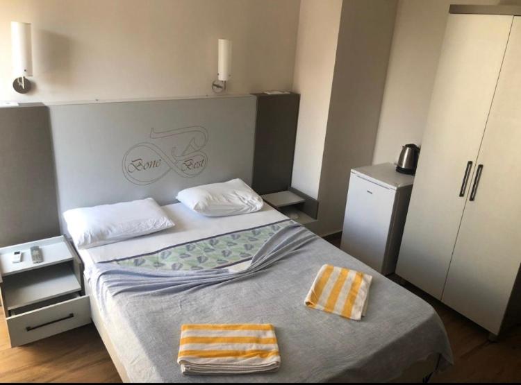 BONE BEST OTEL في أنطاليا: غرفة نوم عليها سرير وفوط